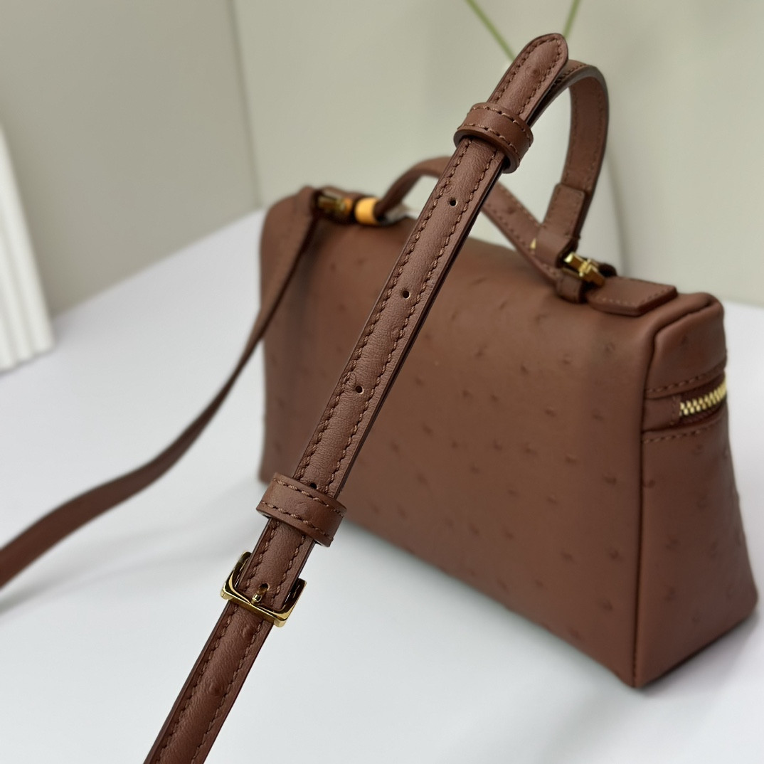 L0r0 P1ana Extra Pocket L19 Ostrich-grained Leather 11 x 19 x 6.5 cm