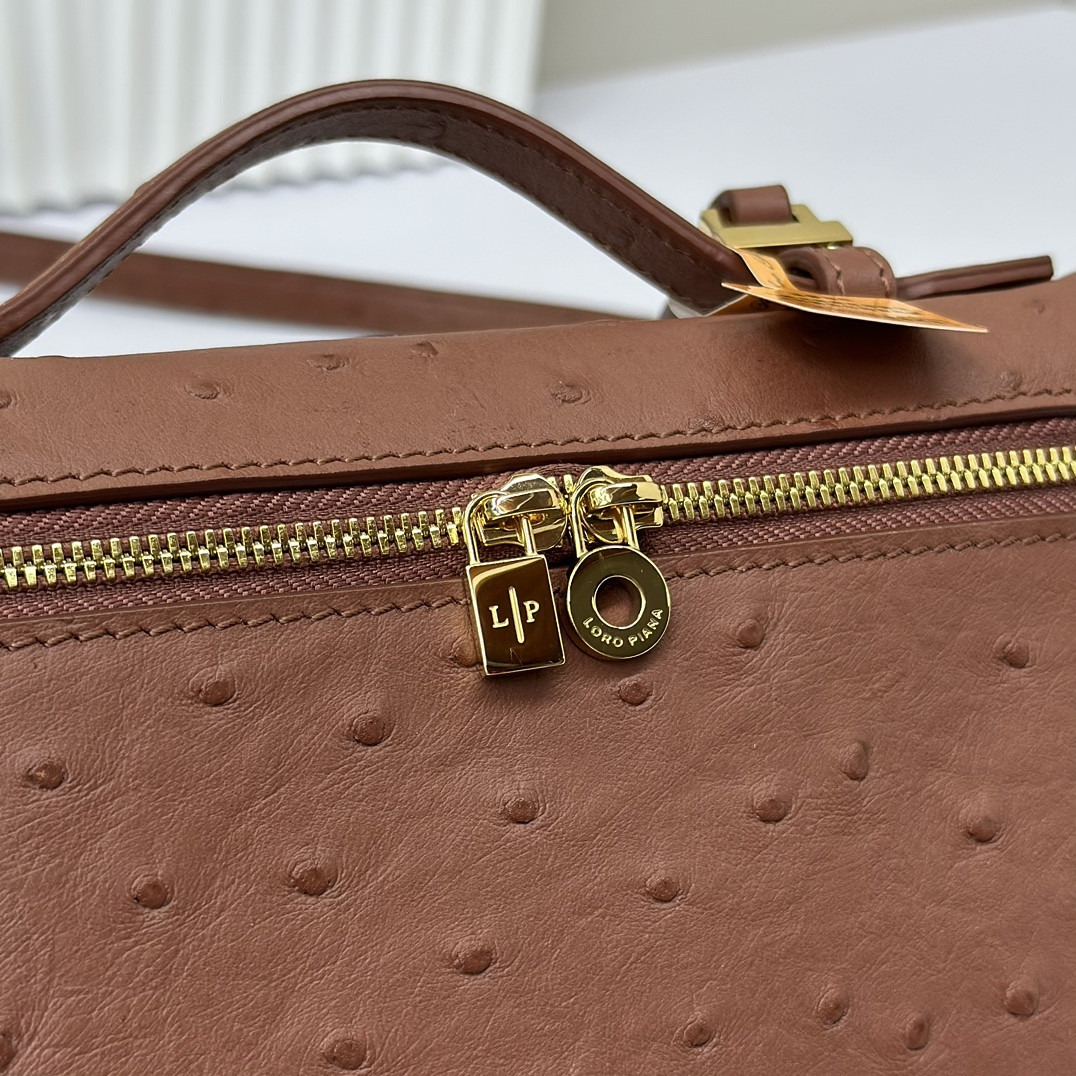 L0r0 P1ana Extra Pocket L19 Ostrich-grained Leather 11 x 19 x 6.5 cm