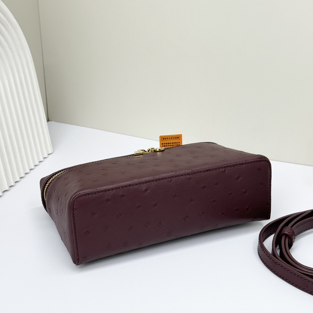 L0r0 P1ana Extra Pocket L19 Ostrich-grained Leather 11 x 19 x 6.5 cm