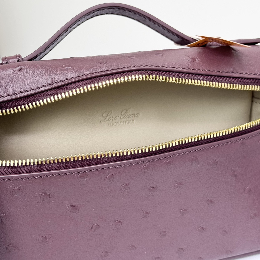 L0r0 P1ana Extra Pocket L19 Ostrich-grained Leather 11 x 19 x 6.5 cm