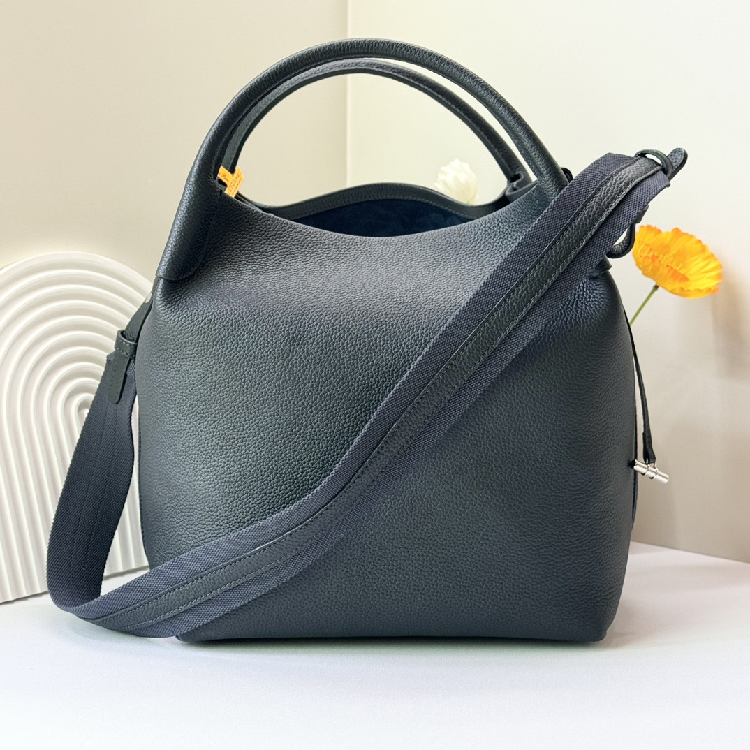 L0r0 P1ana Large Bale Bag Grained Calfskin 24 x 20 x 27 cm