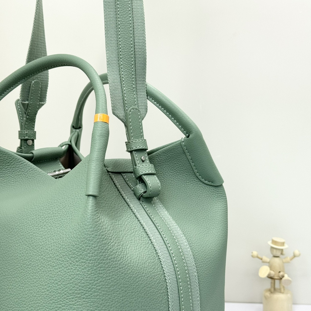 L0r0 P1ana Large Bale Bag Grained Calfskin 24 x 20 x 27 cm