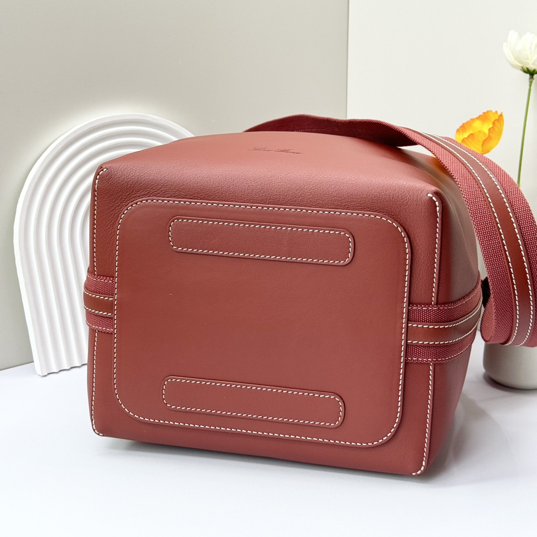 L0r0 P1ana Large Bale Bag Smooth Calfskin 24 x 20 x 27 cm