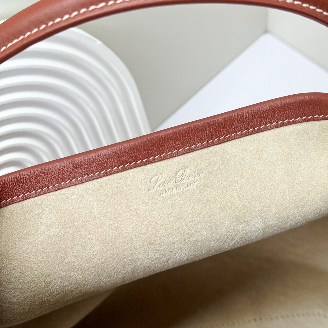 L0r0 P1ana Large Bale Bag Smooth Calfskin 24 x 20 x 27 cm