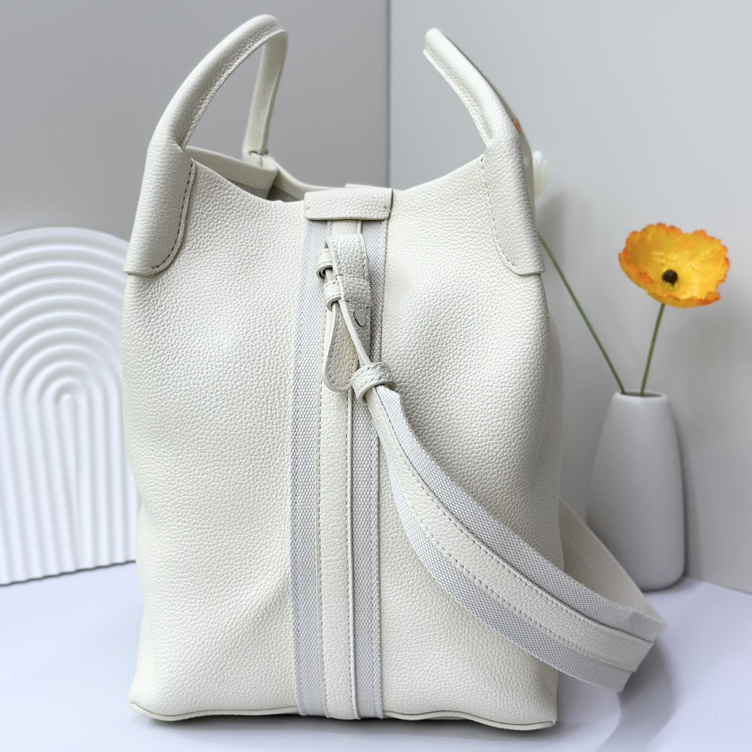 L0r0 P1ana Large Bale Bag Grained Calfskin 24 x 20 x 27 cm