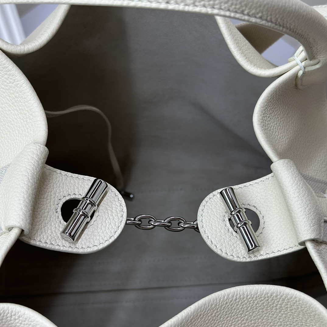 L0r0 P1ana Large Bale Bag Grained Calfskin 24 x 20 x 27 cm