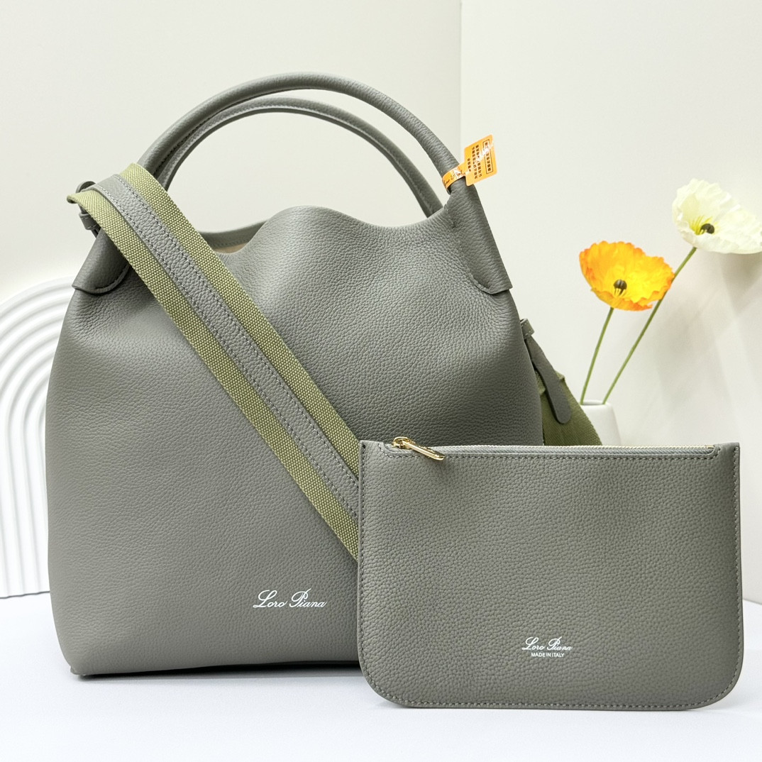 L0r0 P1ana Large Bale Bag Grained Calfskin 24 x 20 x 27 cm