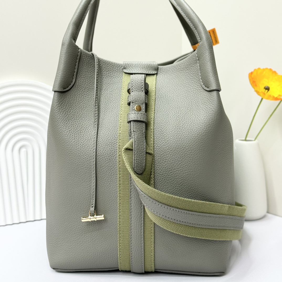 L0r0 P1ana Large Bale Bag Grained Calfskin 24 x 20 x 27 cm