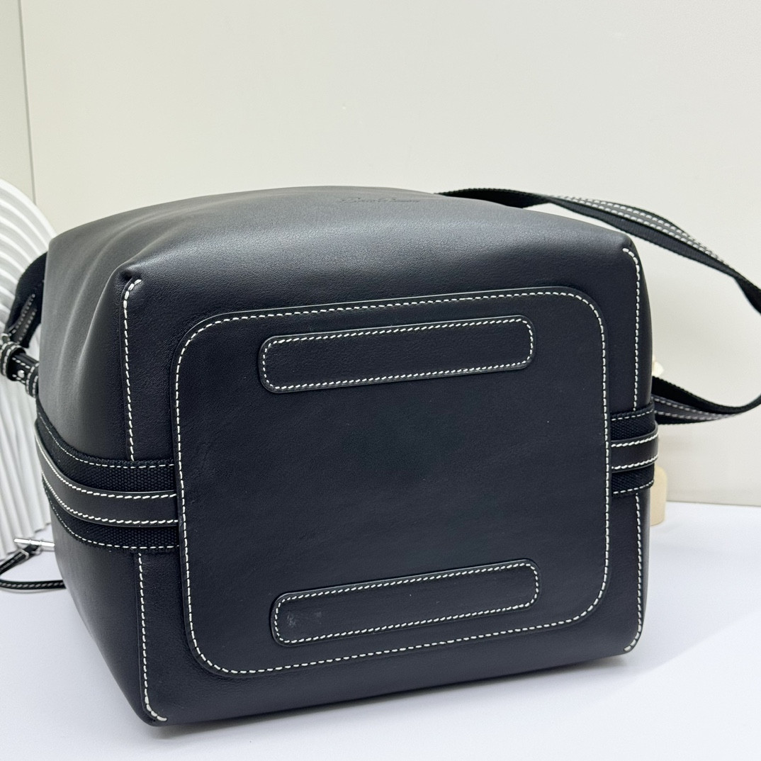 L0r0 P1ana Large Bale Bag Smooth Calfskin 24 x 20 x 27 cm