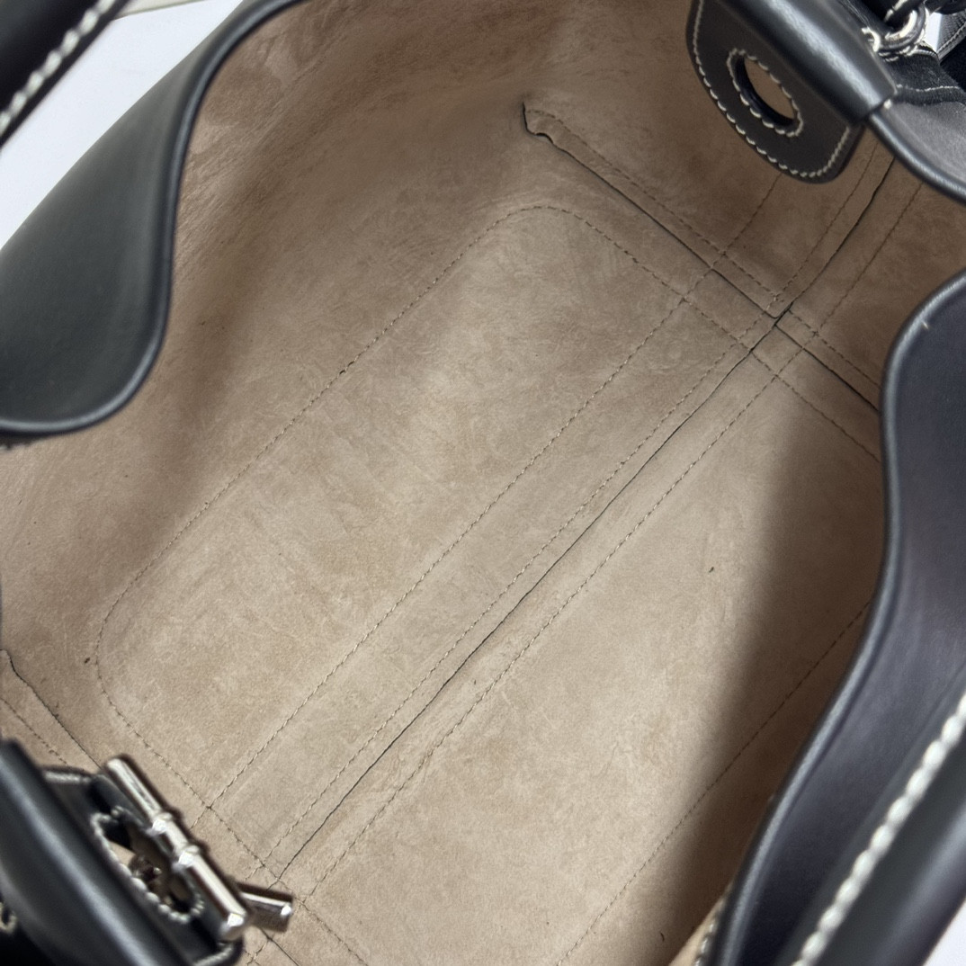 L0r0 P1ana Large Bale Bag Smooth Calfskin 24 x 20 x 27 cm