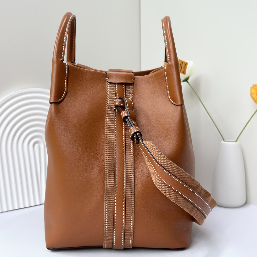 L0r0 P1ana Large Bale Bag Smooth Calfskin 24 x 20 x 27 cm