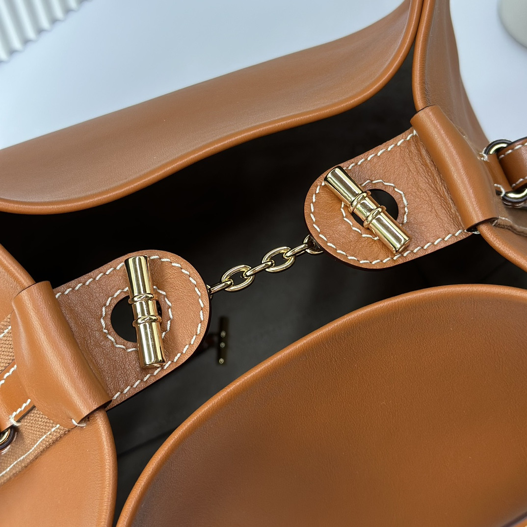 L0r0 P1ana Large Bale Bag Smooth Calfskin 24 x 20 x 27 cm