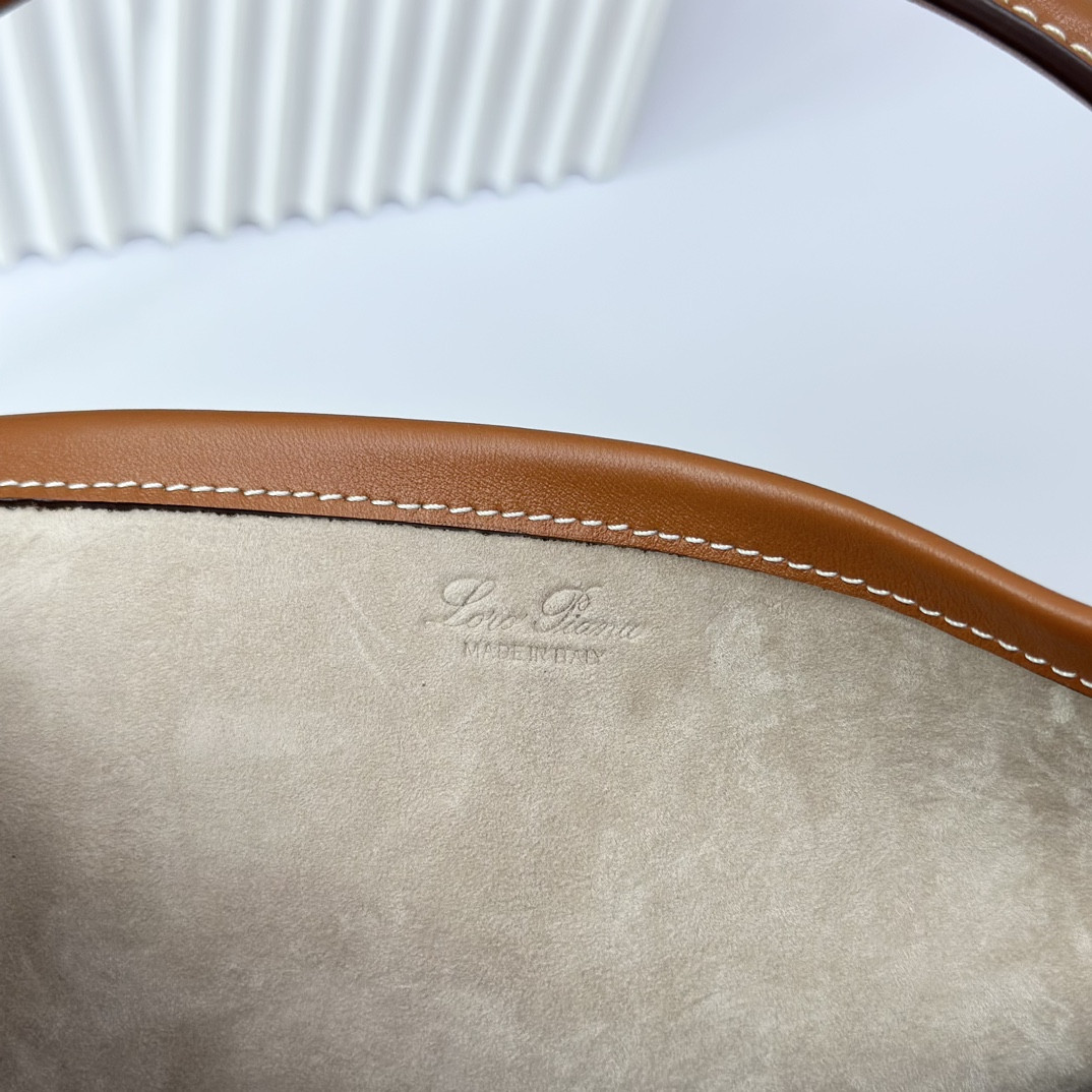 L0r0 P1ana Large Bale Bag Smooth Calfskin 24 x 20 x 27 cm