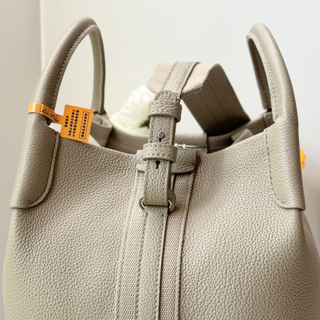 L0r0 P1ana Large Bale Bag Grained Calfskin 24 x 20 x 27 cm