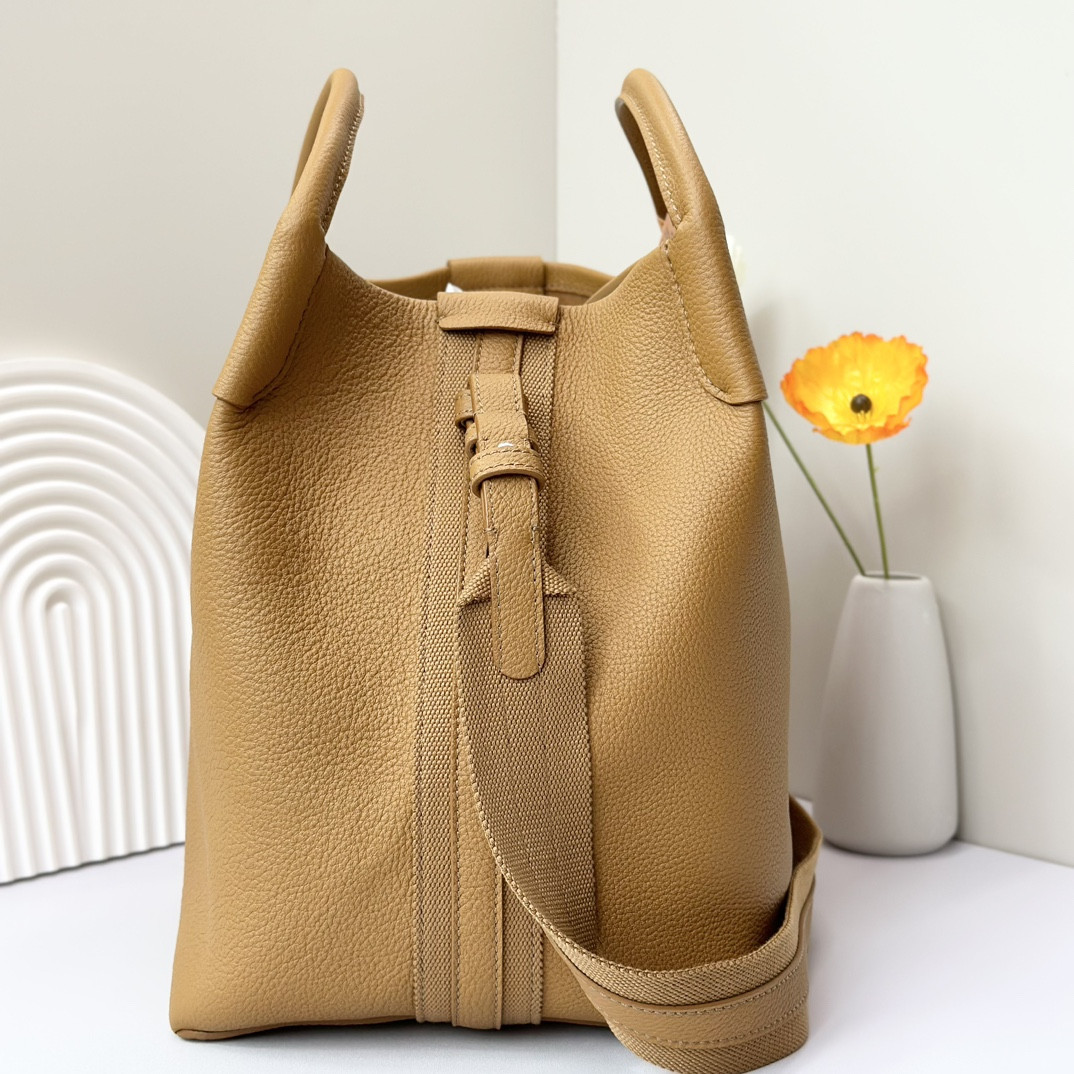 L0r0 P1ana Large Bale Bag Grained Calfskin 24 x 20 x 27 cm