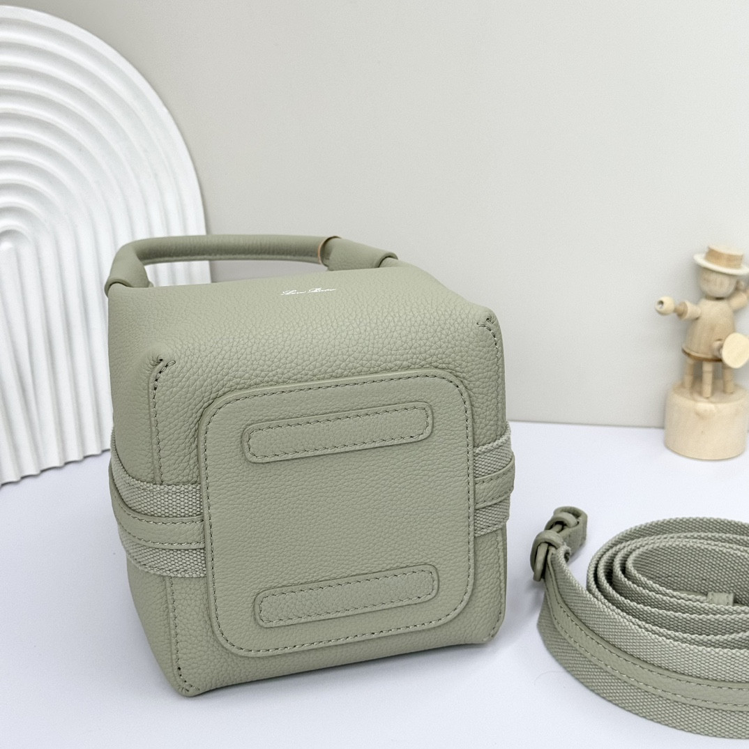 L0r0 P1ana Micro Bale bag Grained Calfskin 23 x 16 x 14 cm