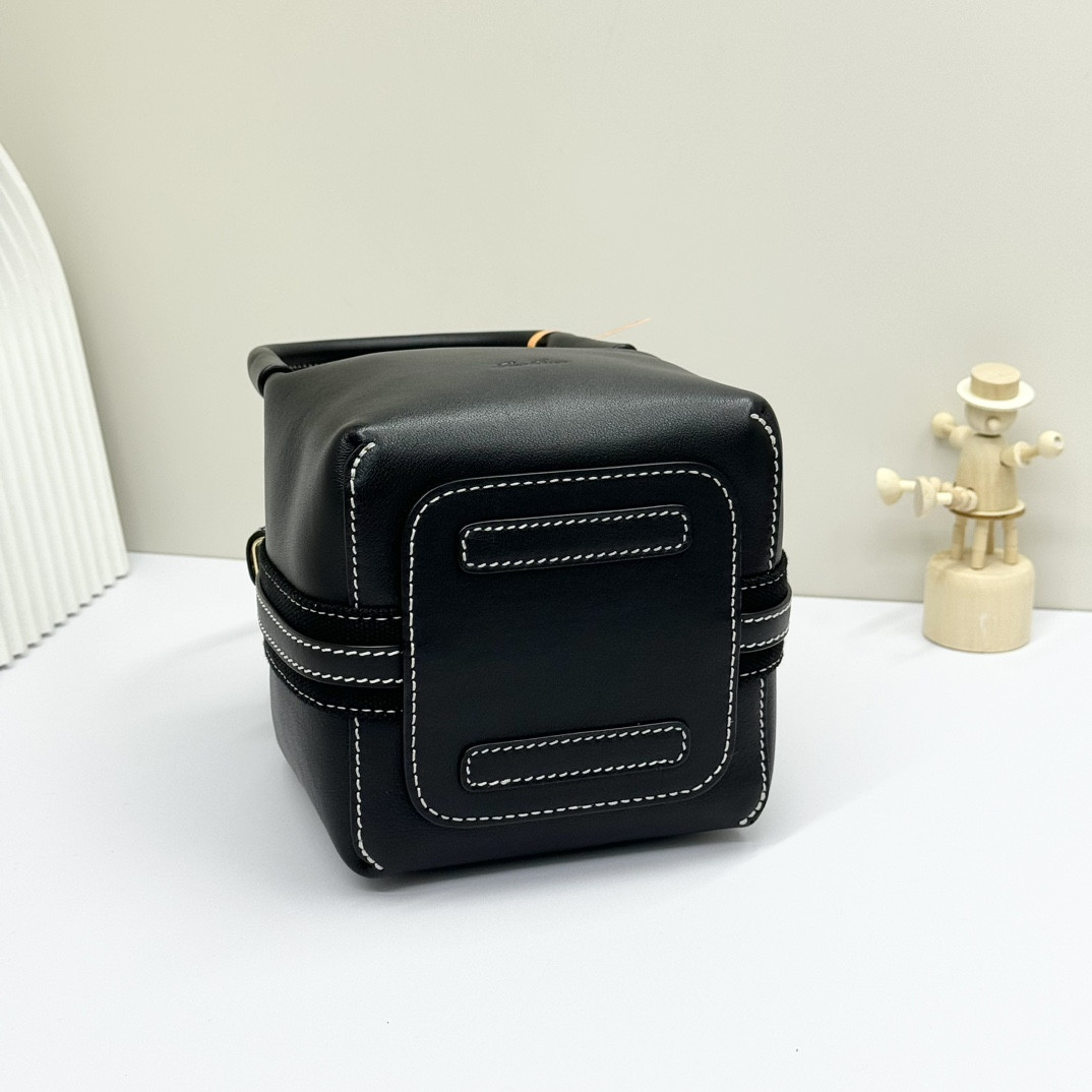 L0r0 P1ana Micro Bale bag Smooth Calfskin 23 x 16 x 14 cm