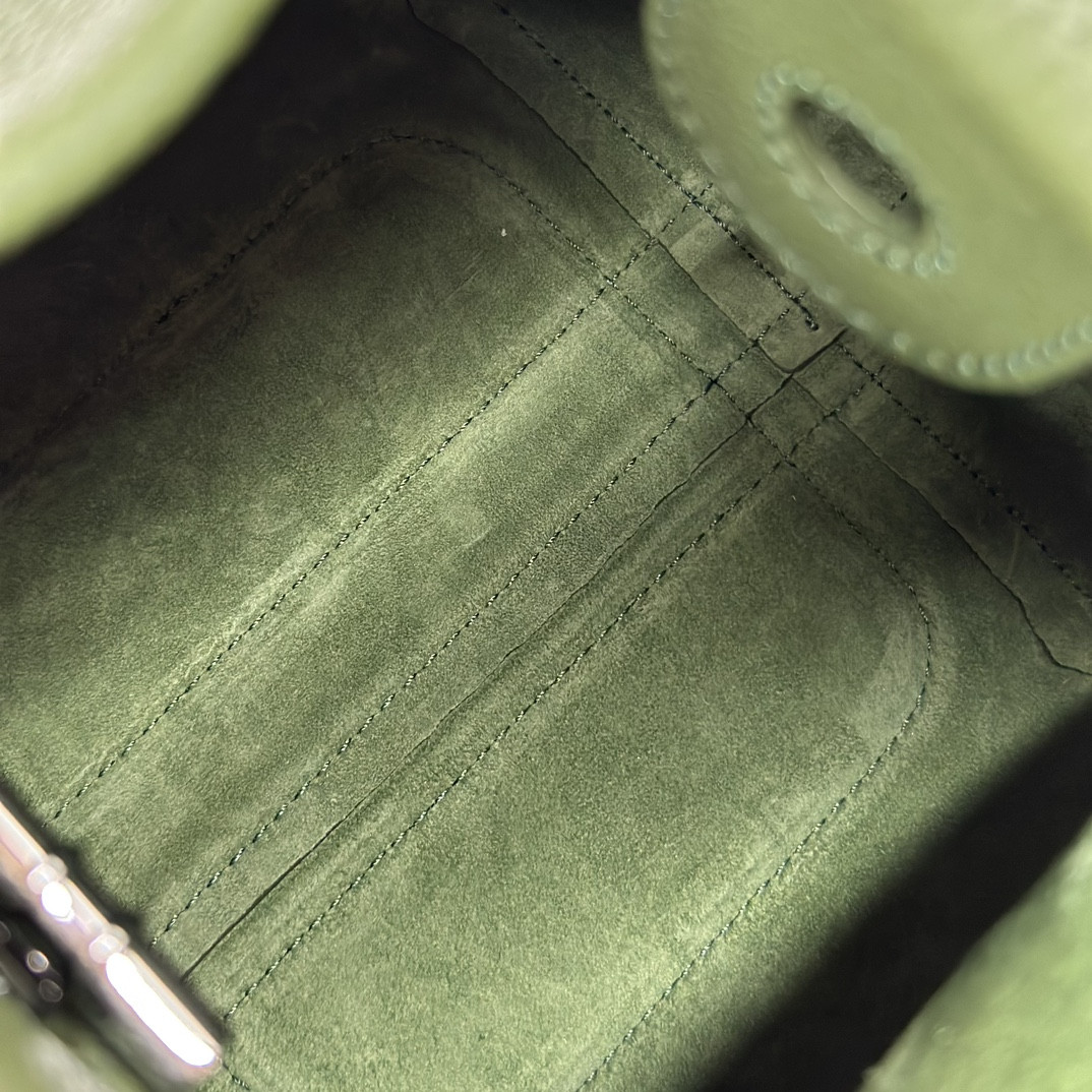 L0r0 P1ana Micro Bale bag Grained Calfskin 23 x 16 x 14 cm