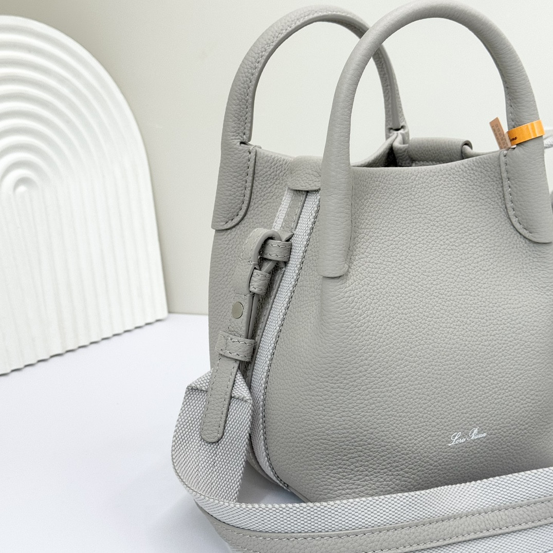 L0r0 P1ana Micro Bale bag Grained Calfskin 23 x 16 x 14 cm