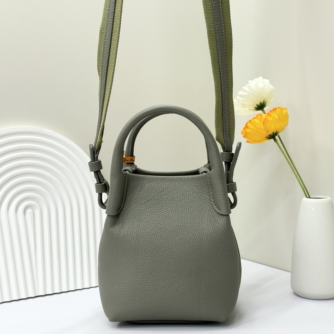 L0r0 P1ana Micro Bale bag Grained Calfskin 23 x 16 x 14 cm