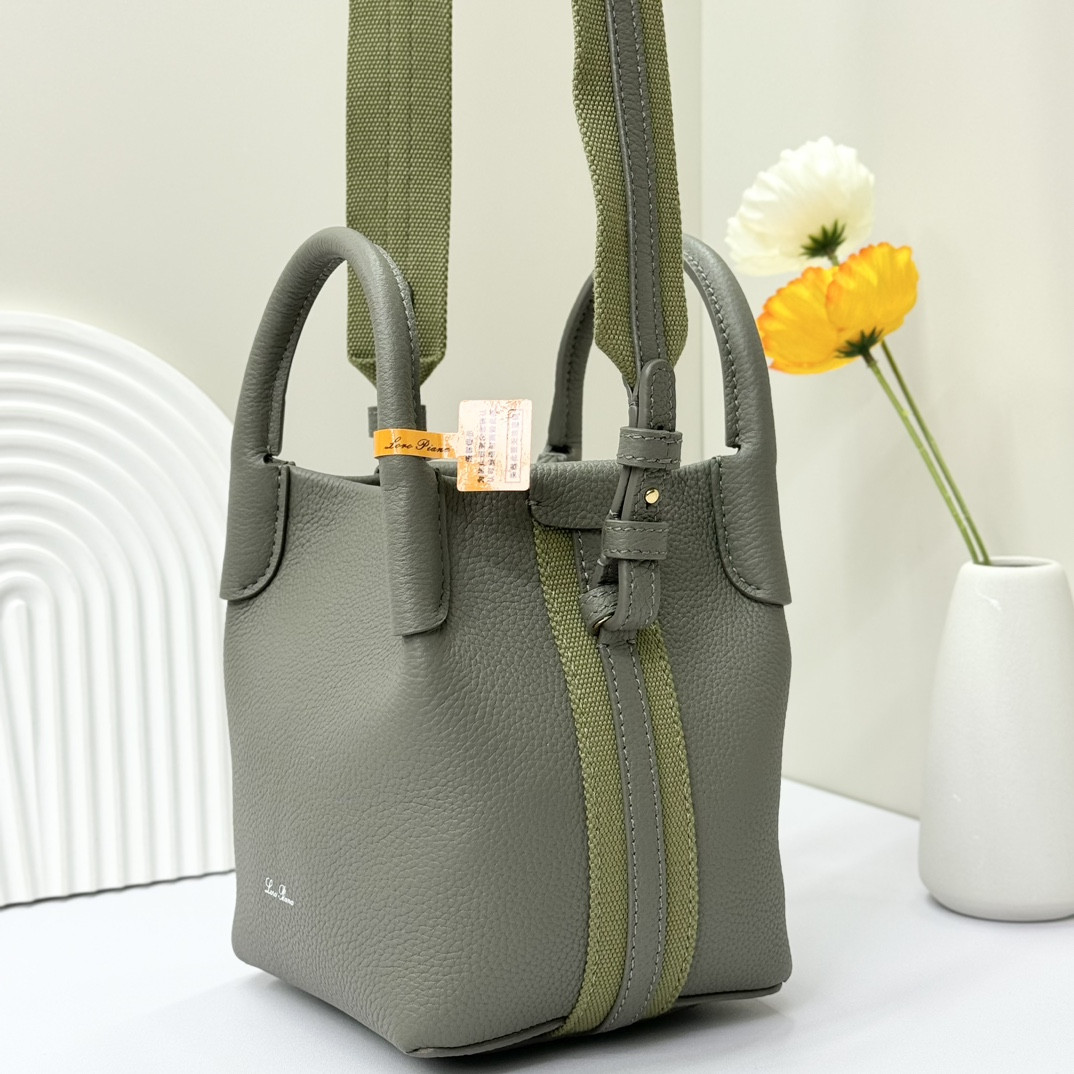 L0r0 P1ana Micro Bale bag Grained Calfskin 23 x 16 x 14 cm