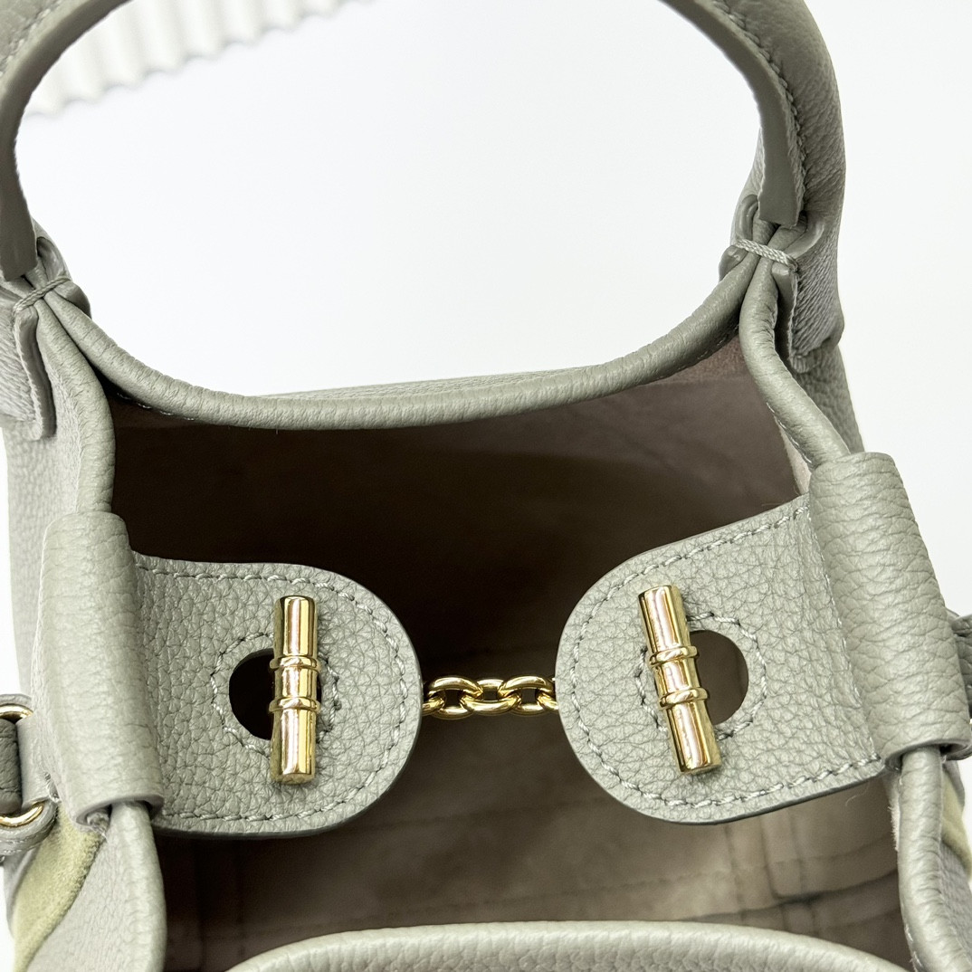 L0r0 P1ana Micro Bale bag Grained Calfskin 23 x 16 x 14 cm