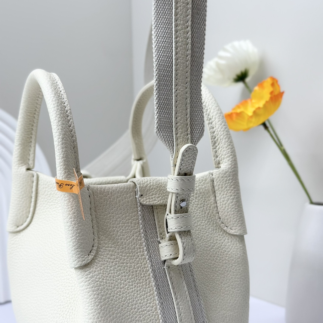 L0r0 P1ana Micro Bale bag Grained Calfskin 23 x 16 x 14 cm