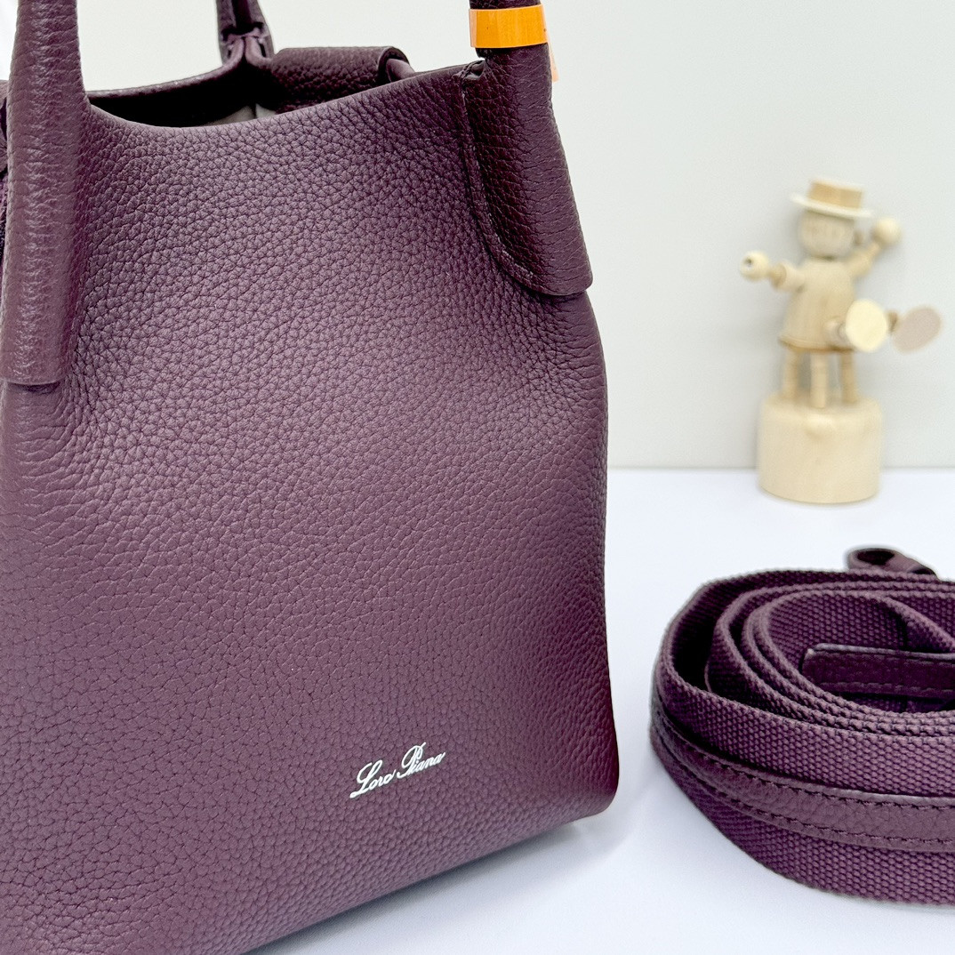 L0r0 P1ana Micro Bale bag Grained Calfskin 23 x 16 x 14 cm