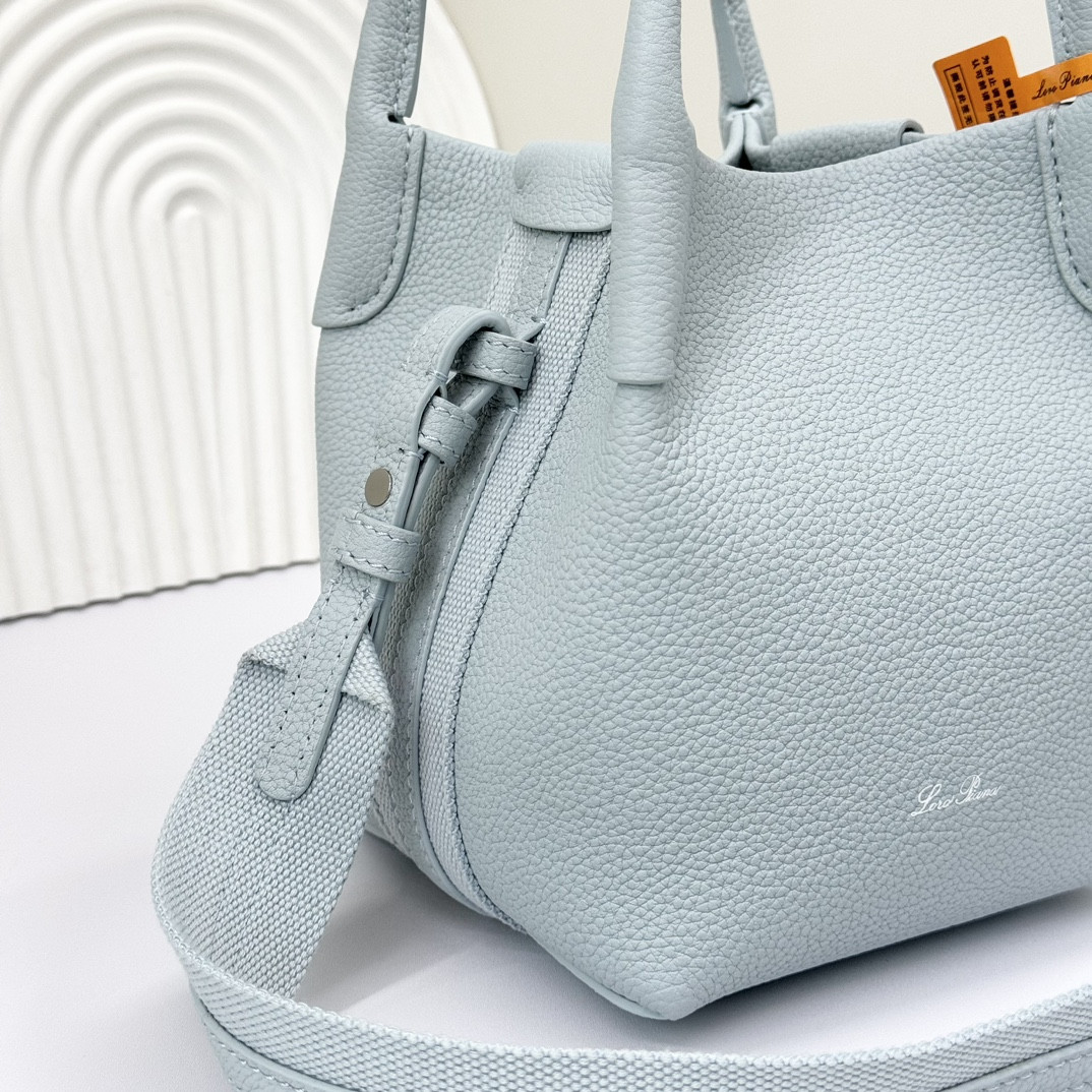 L0r0 P1ana Micro Bale bag Grained Calfskin 23 x 16 x 14 cm