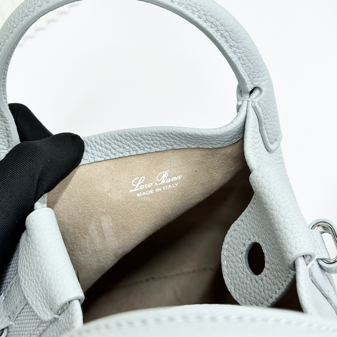 L0r0 P1ana Micro Bale bag Grained Calfskin 23 x 16 x 14 cm