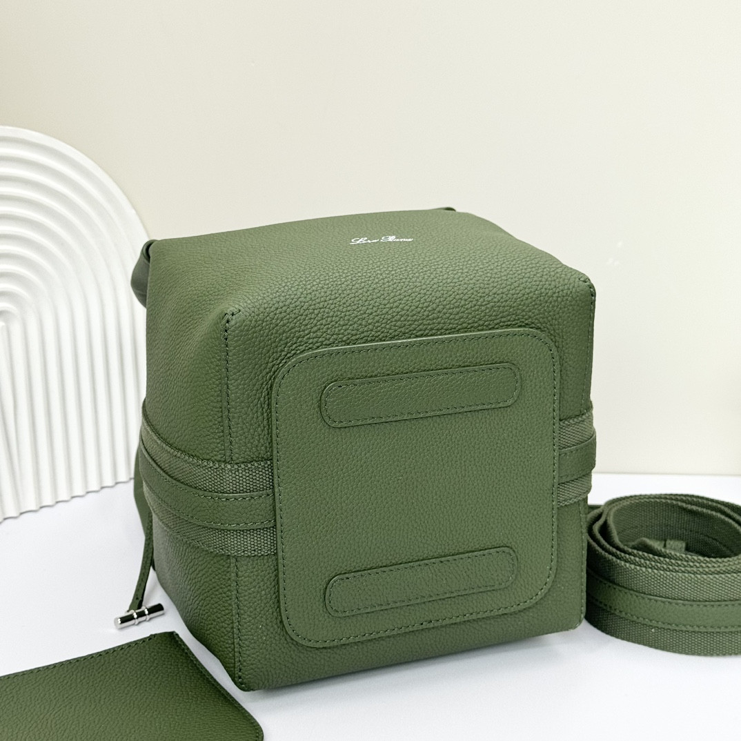 L0r0 P1ana Small Bale Bag Grained Calfskin 17 x 17 x 21 cm