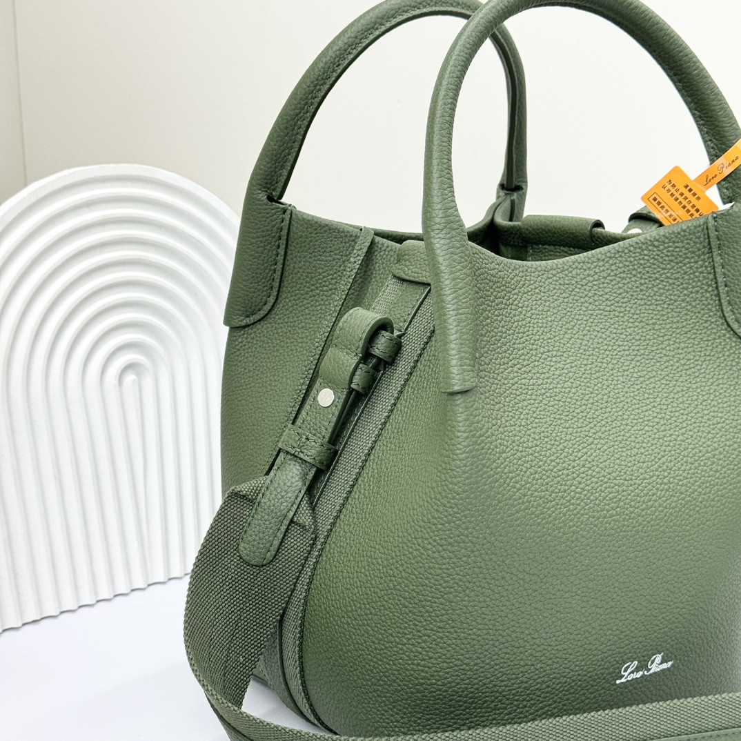 L0r0 P1ana Small Bale Bag Grained Calfskin 17 x 17 x 21 cm