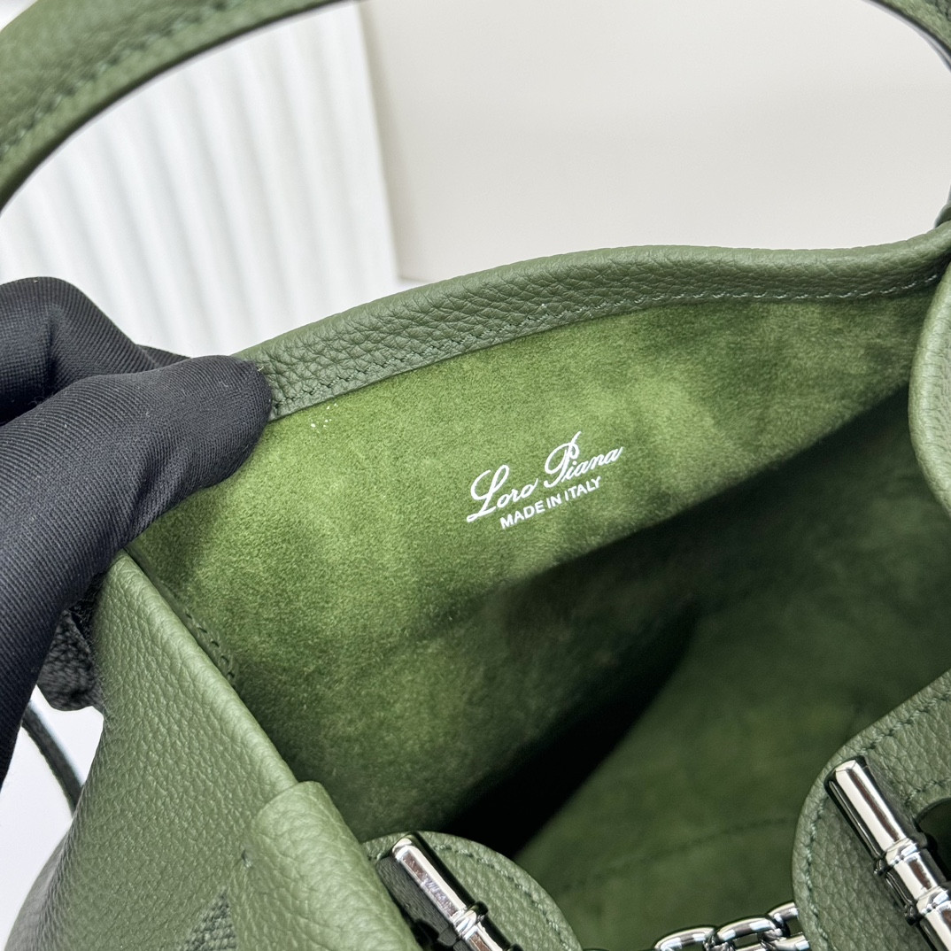 L0r0 P1ana Small Bale Bag Grained Calfskin 17 x 17 x 21 cm