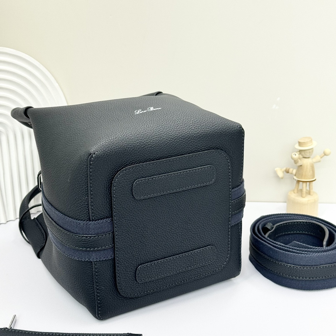 L0r0 P1ana Small Bale Bag Black Grained Calfskin 17 x 17 x 21 cm