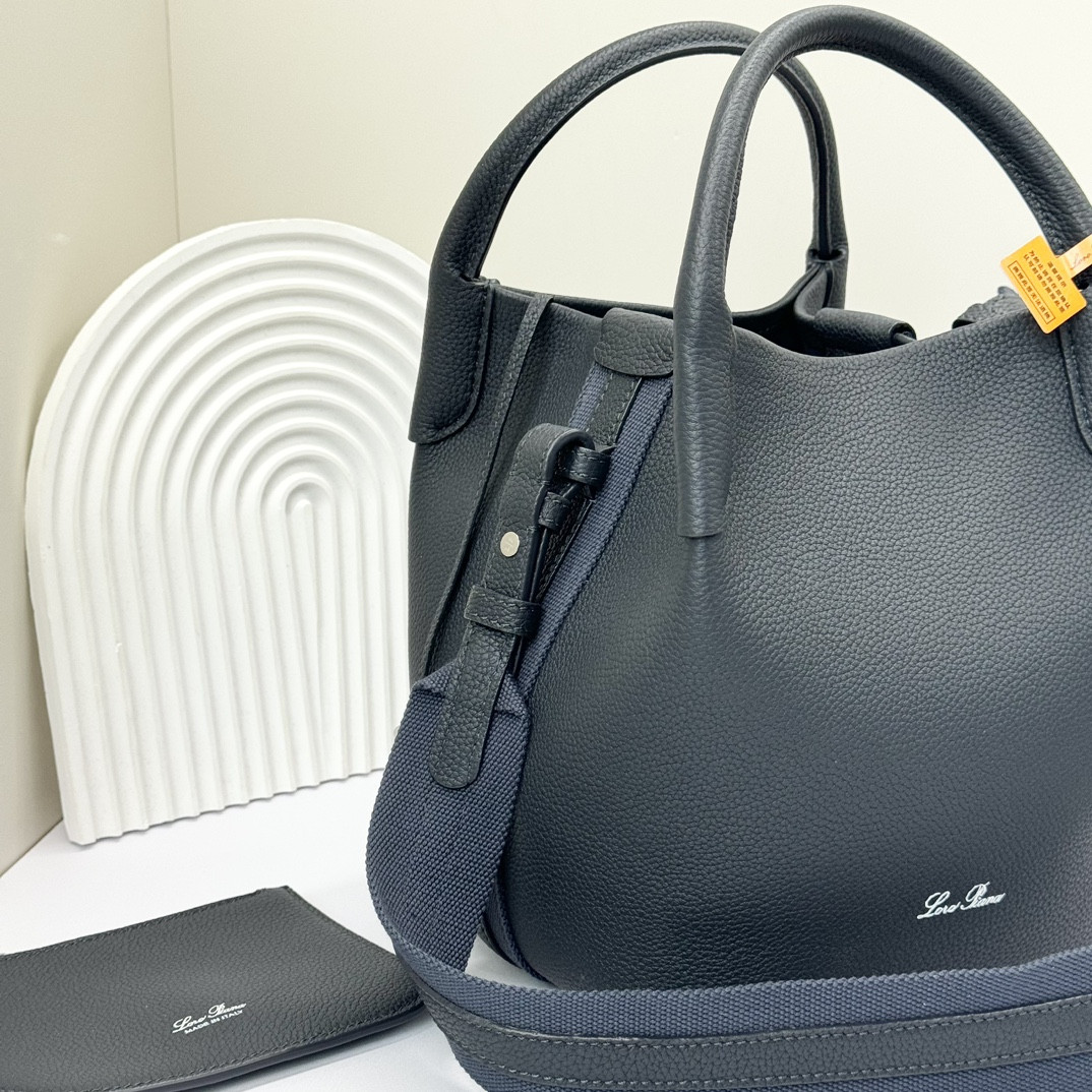 L0r0 P1ana Small Bale Bag Black Grained Calfskin 17 x 17 x 21 cm