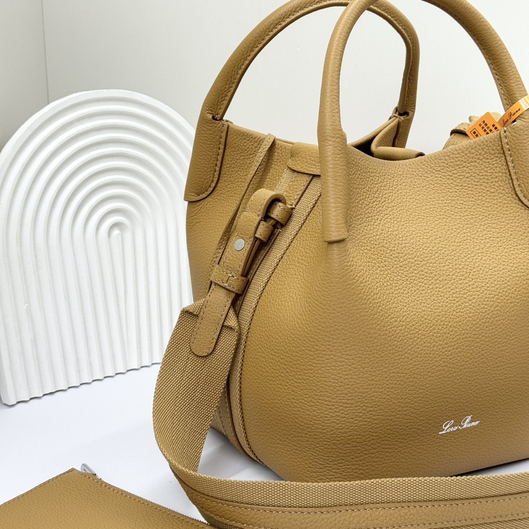 L0r0 P1ana Small Bale Bag Grained Calfskin 17 x 17 x 21 cm