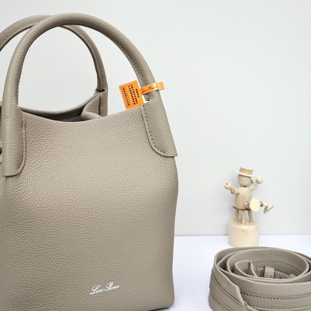 L0r0 P1ana Small Bale Bag Grained Calfskin 17 x 17 x 21 cm