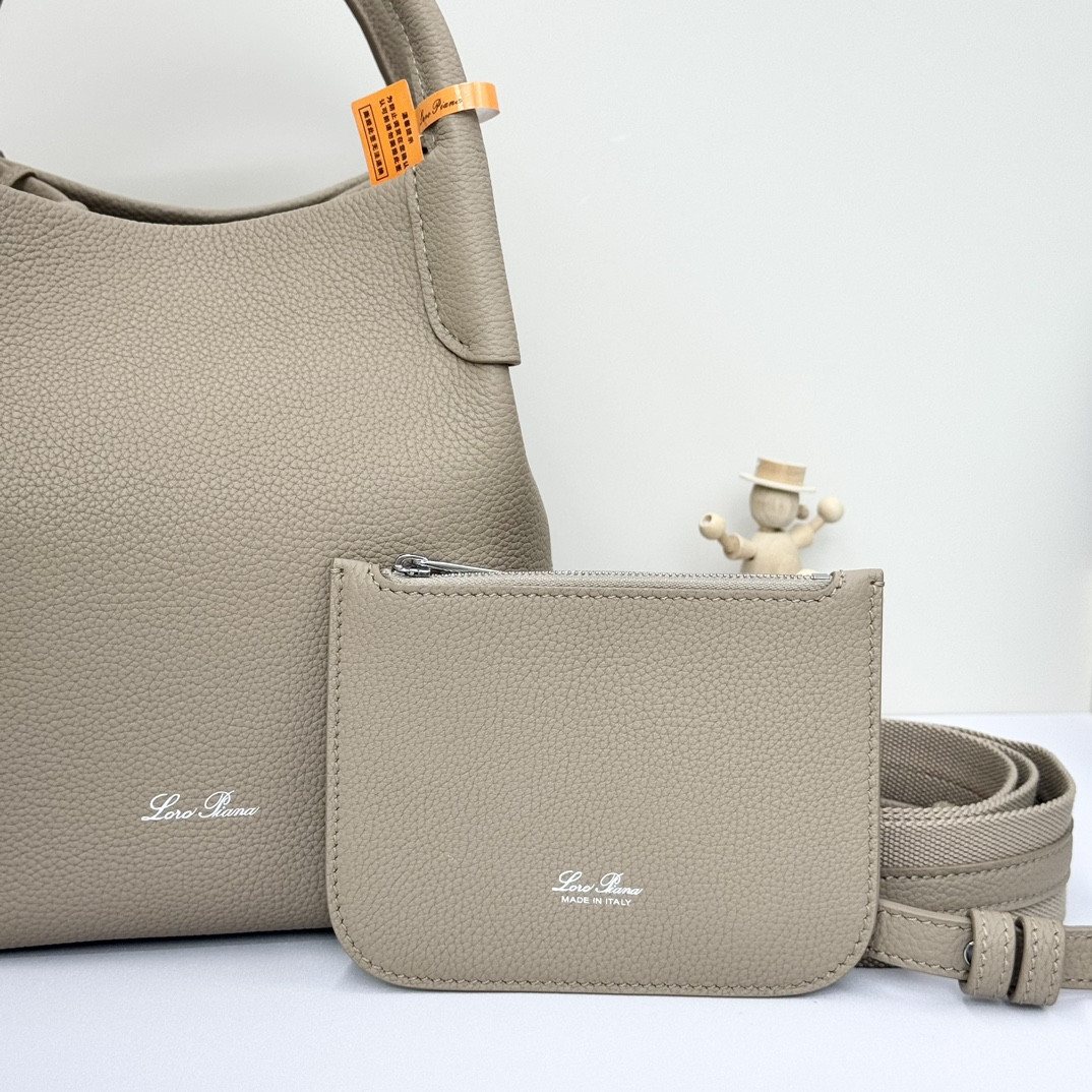 L0r0 P1ana Small Bale Bag Grained Calfskin 17 x 17 x 21 cm