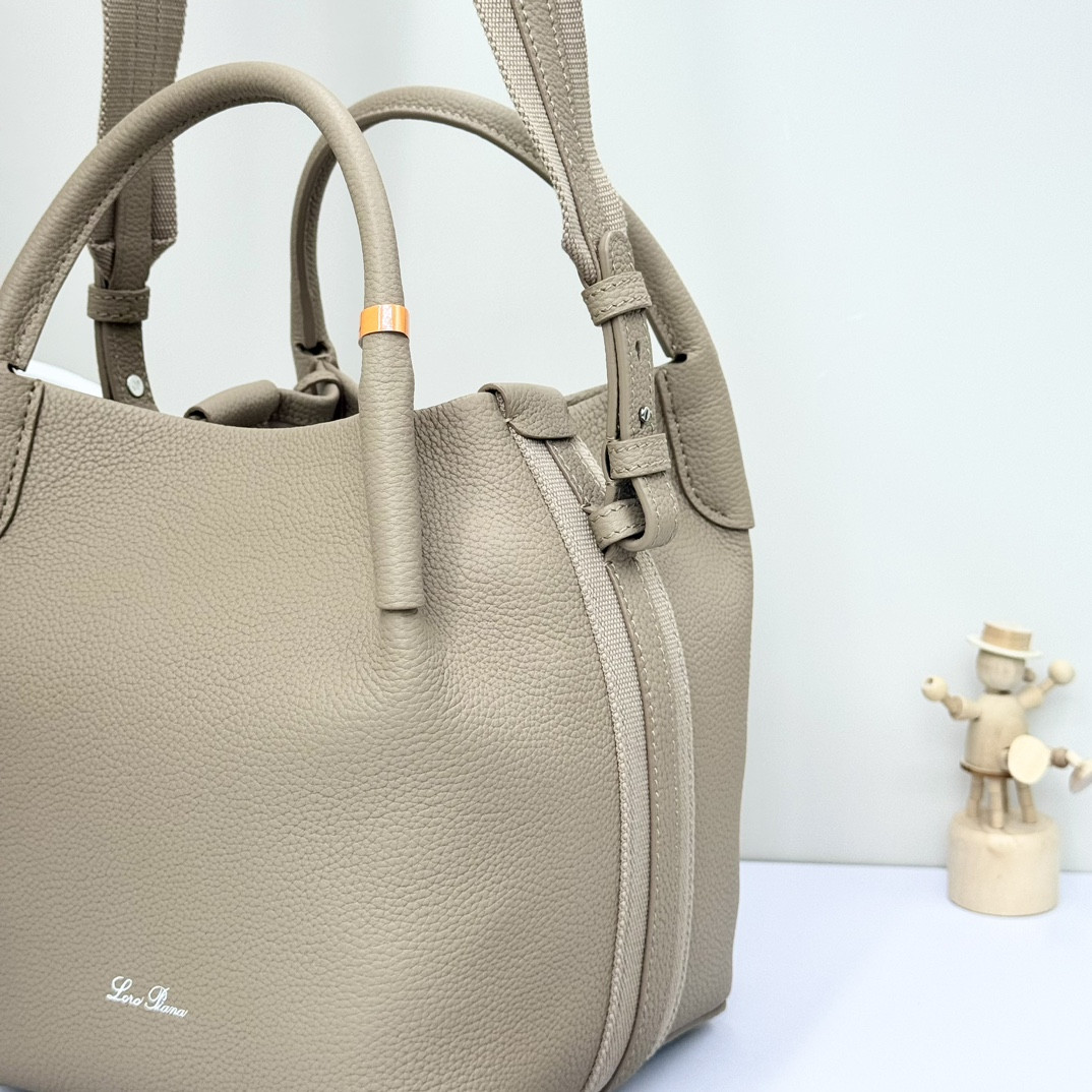 L0r0 P1ana Small Bale Bag Grained Calfskin 17 x 17 x 21 cm