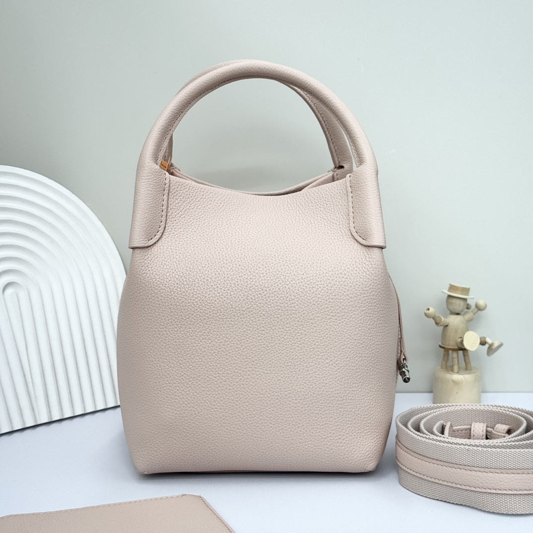 L0r0 P1ana Small Bale Bag Grained Calfskin 17 x 17 x 21 cm