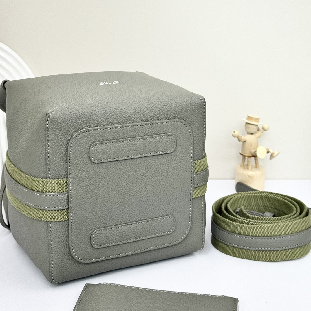 L0r0 P1ana Small Bale Bag Grained Calfskin 17 x 17 x 21 cm