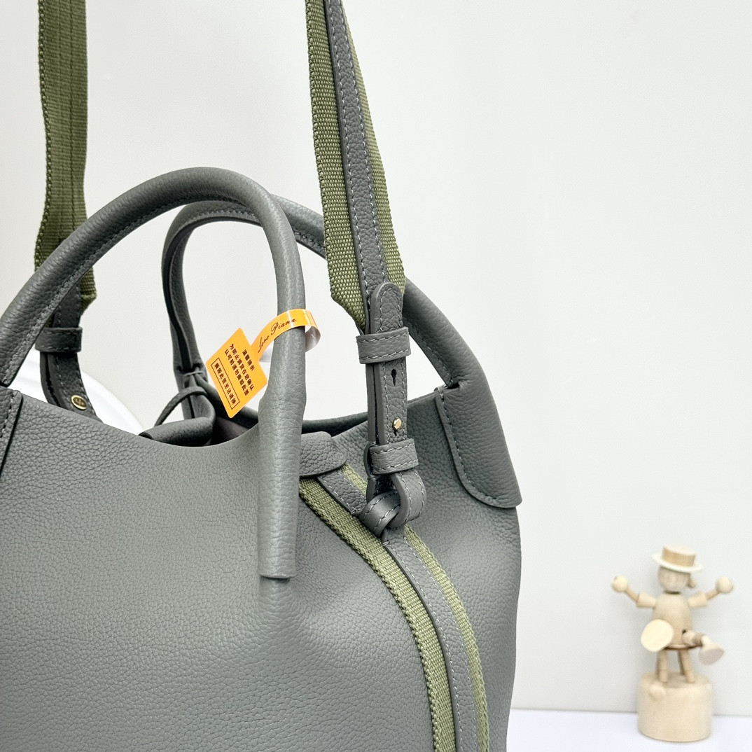 L0r0 P1ana Small Bale Bag Grained Calfskin 17 x 17 x 21 cm