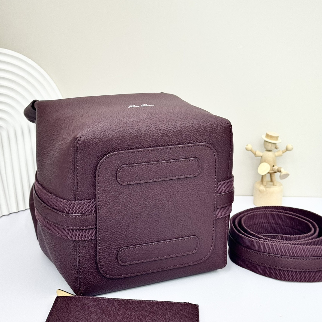 L0r0 P1ana Small Bale Bag Grained Calfskin 17 x 17 x 21 cm