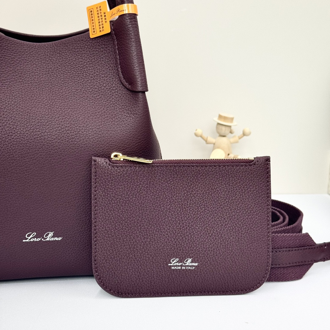 L0r0 P1ana Small Bale Bag Grained Calfskin 17 x 17 x 21 cm