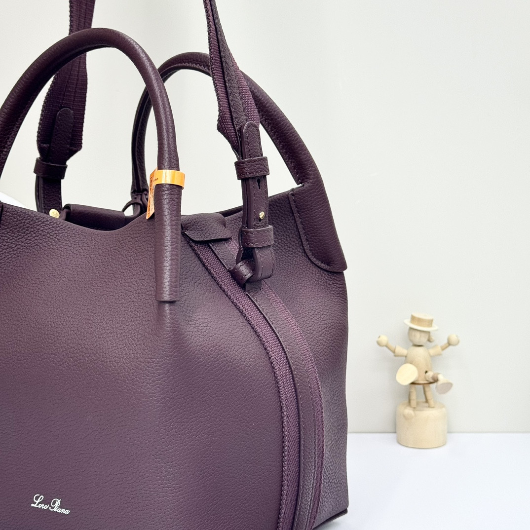 L0r0 P1ana Small Bale Bag Grained Calfskin 17 x 17 x 21 cm