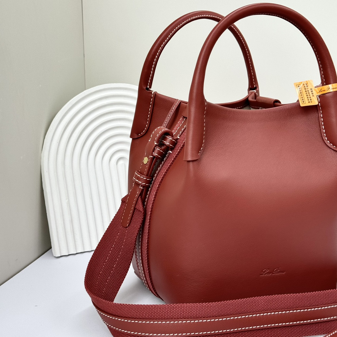 L0r0 P1ana Small Bale Bag Calfskin 17 x 17 x 21 cm