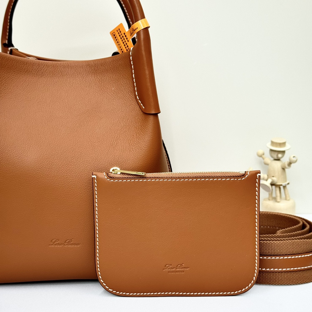 L0r0 P1ana Small Bale Bag Smooth Calfskin 17 x 17 x 21 cm