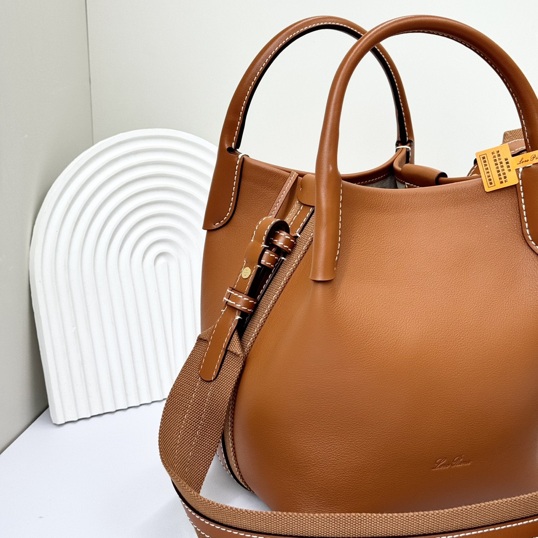 L0r0 P1ana Small Bale Bag Smooth Calfskin 17 x 17 x 21 cm