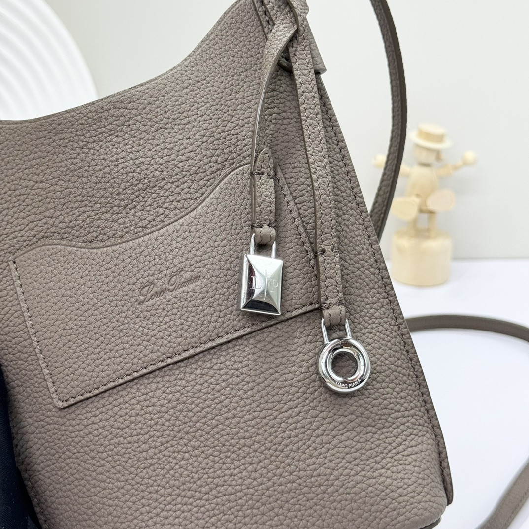 L0r0 P1ana Mini Bale Bag Calfskin 20x15x4cm