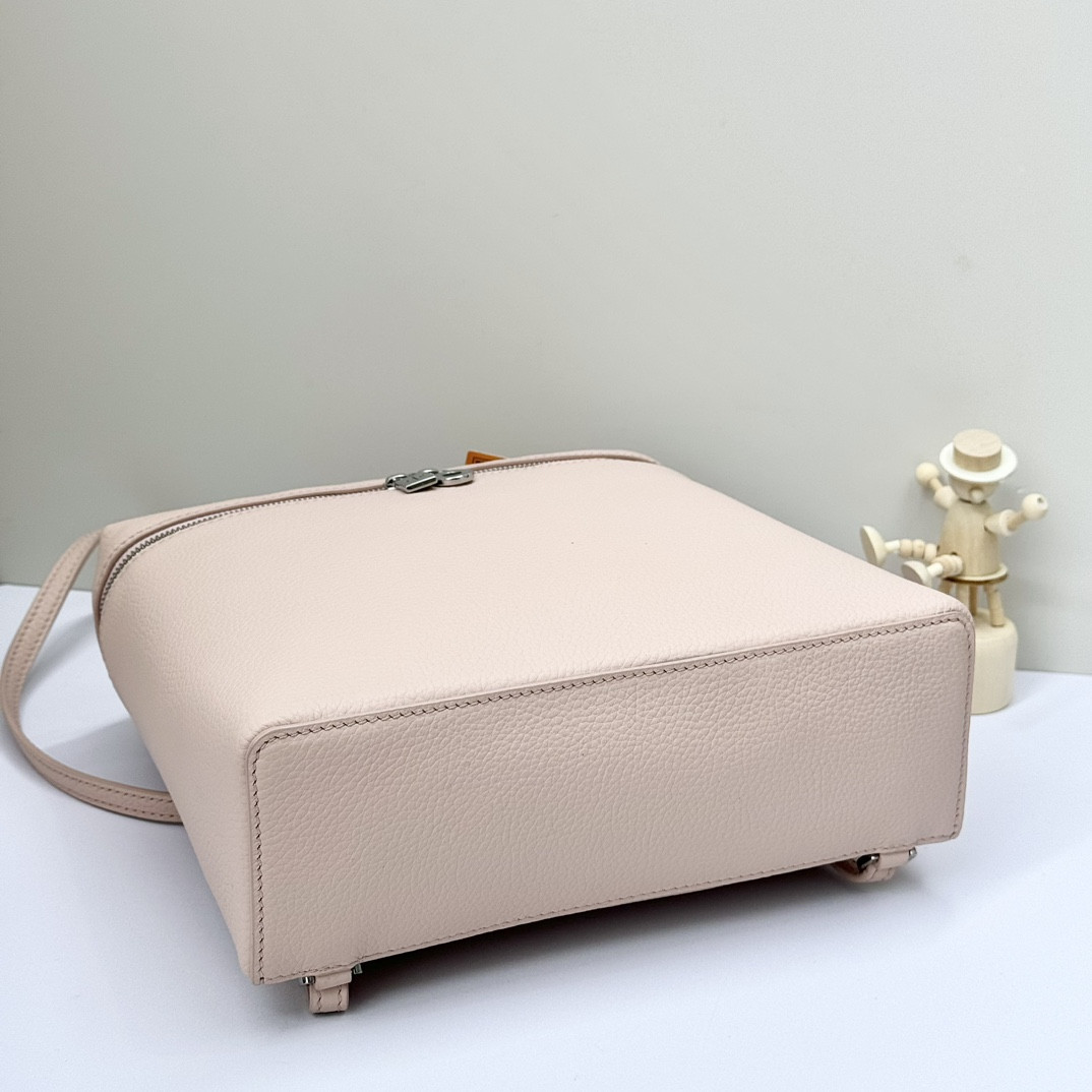 L0r0 P1ana Extra Pocket backpack L23.5 Grained Calfskin 23 x 21 x 8 cm